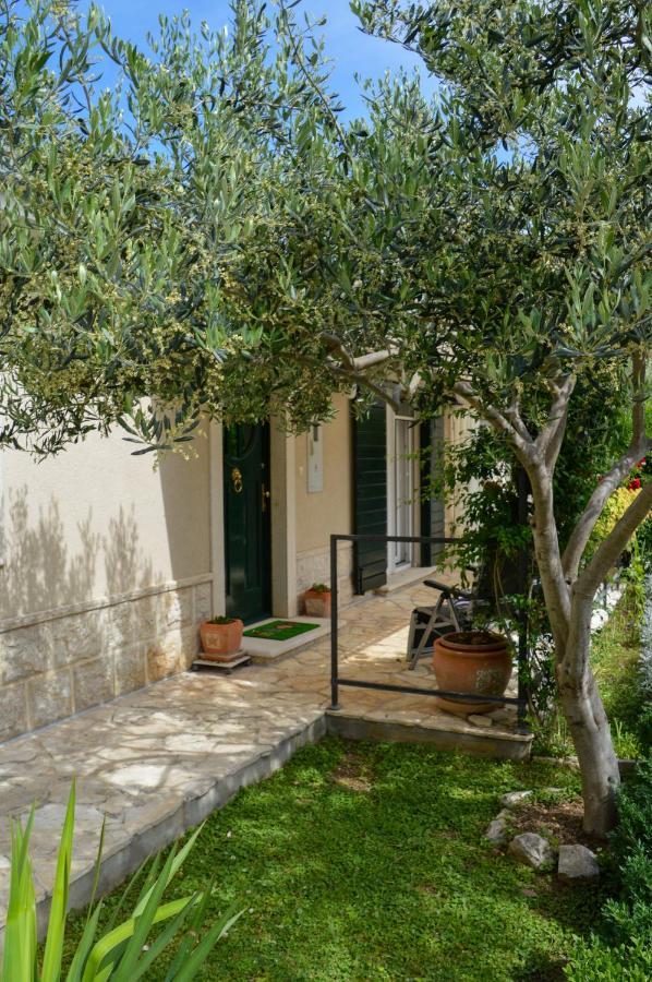 Issa Holiday Home - 3 Min Walk To Beach Kaštela المظهر الخارجي الصورة