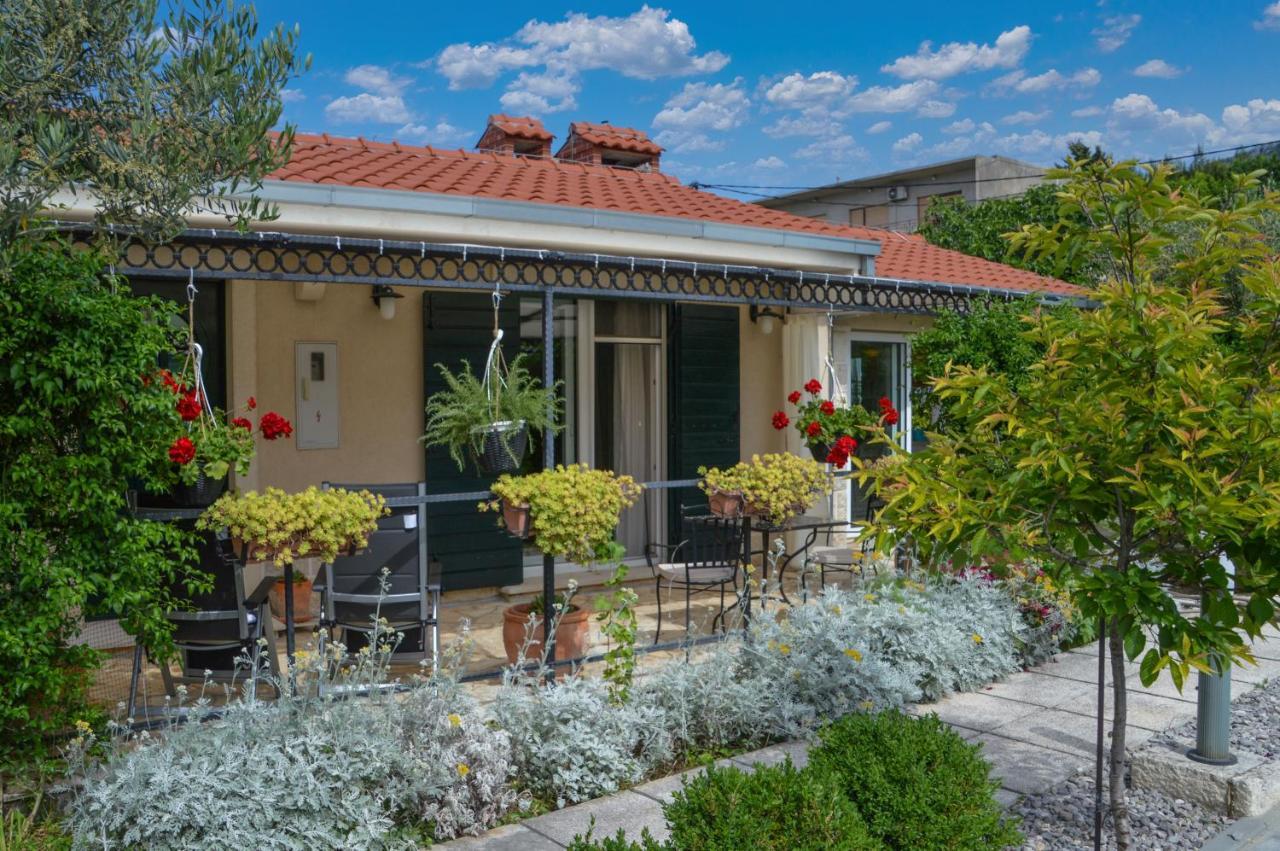 Issa Holiday Home - 3 Min Walk To Beach Kaštela المظهر الخارجي الصورة