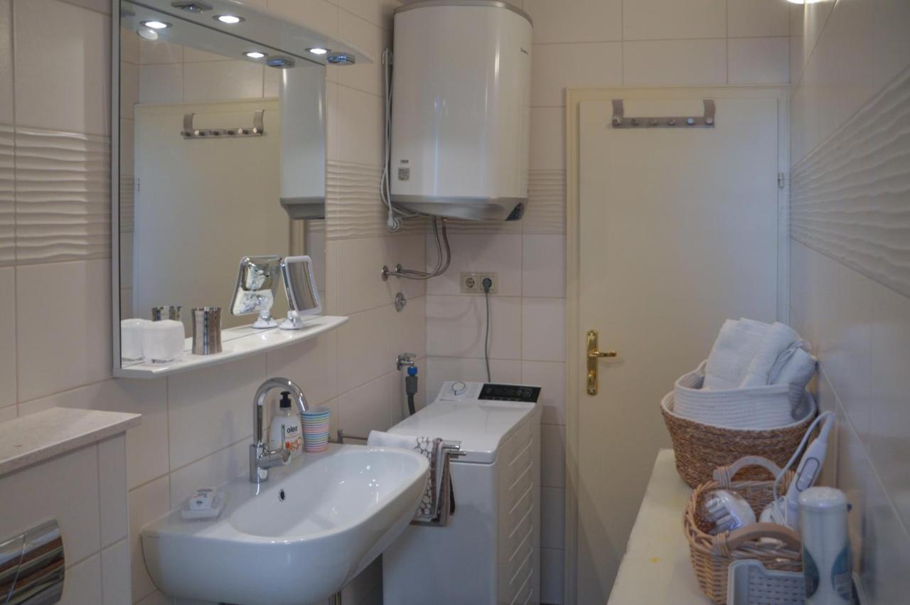 Issa Holiday Home - 3 Min Walk To Beach Kaštela المظهر الخارجي الصورة